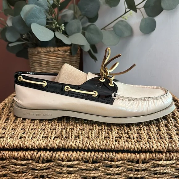Sperry women’s pearlescent Cream black patent Leather top sider lace 8.5 loafers - Picture 3 of 14